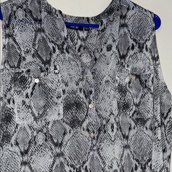 Apt. 9 Gray and Black Sleeveless Blouse - Picture 5 of 11